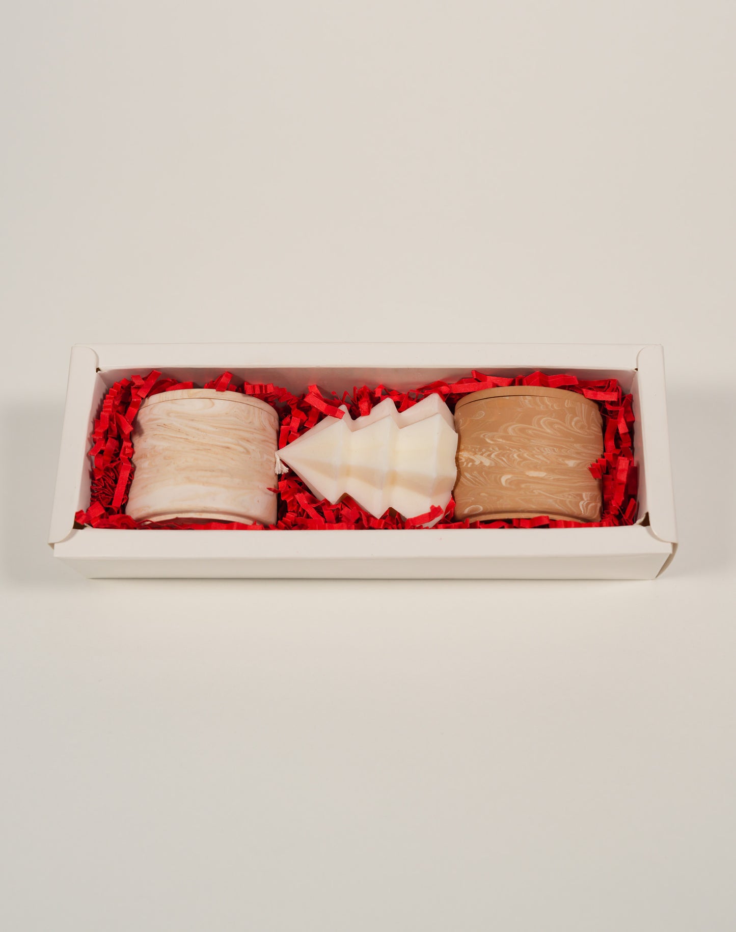 coffret de noël avec bougies parfumées et bougie en forme de sapin de noël