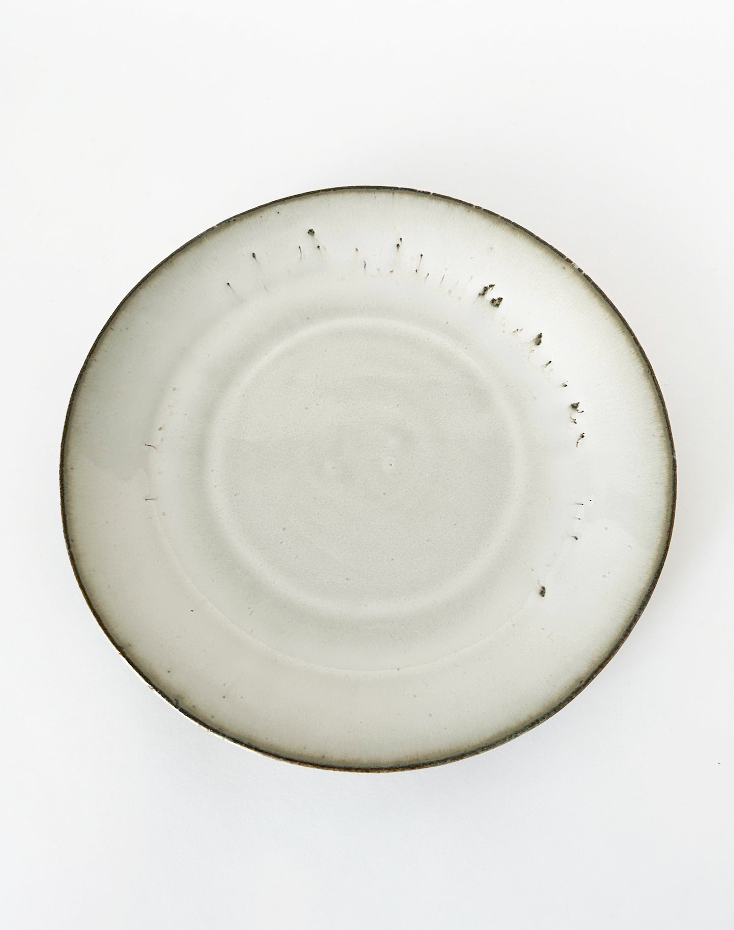 Assiette beige en grès