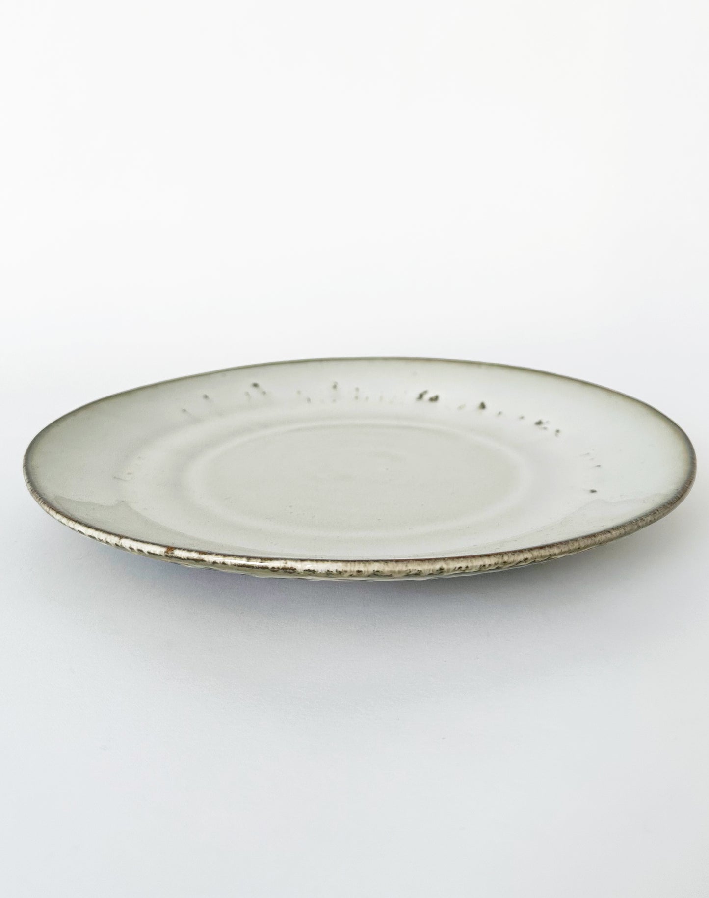 Assiette beige en grès