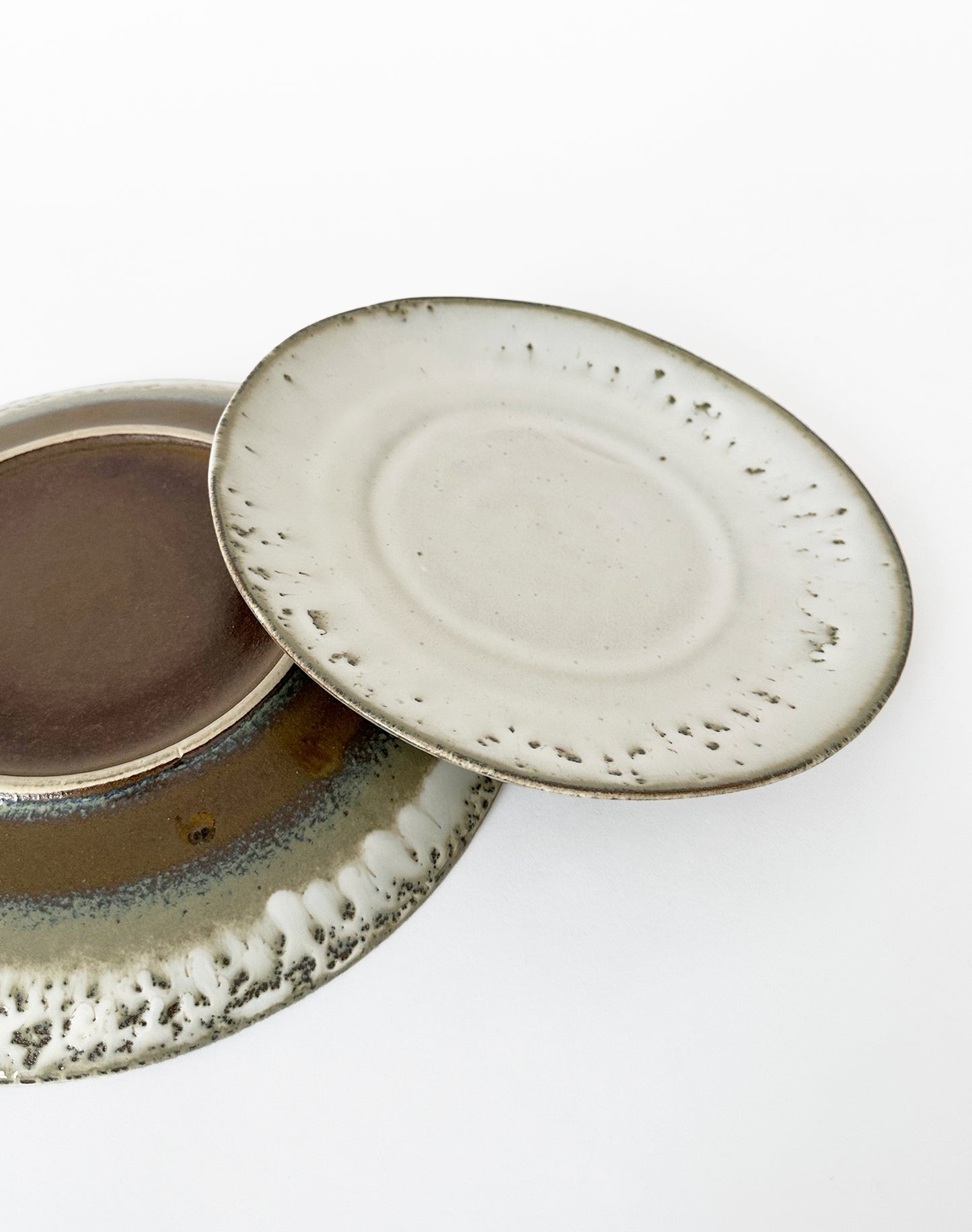 Assiette beige en grès