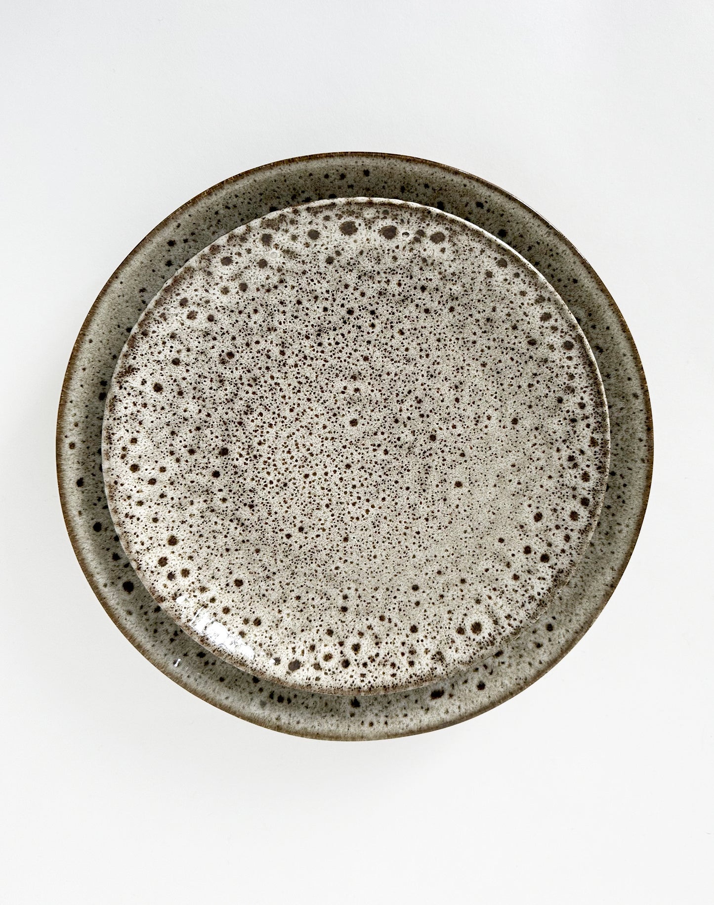 Assiette en grès effet vintage