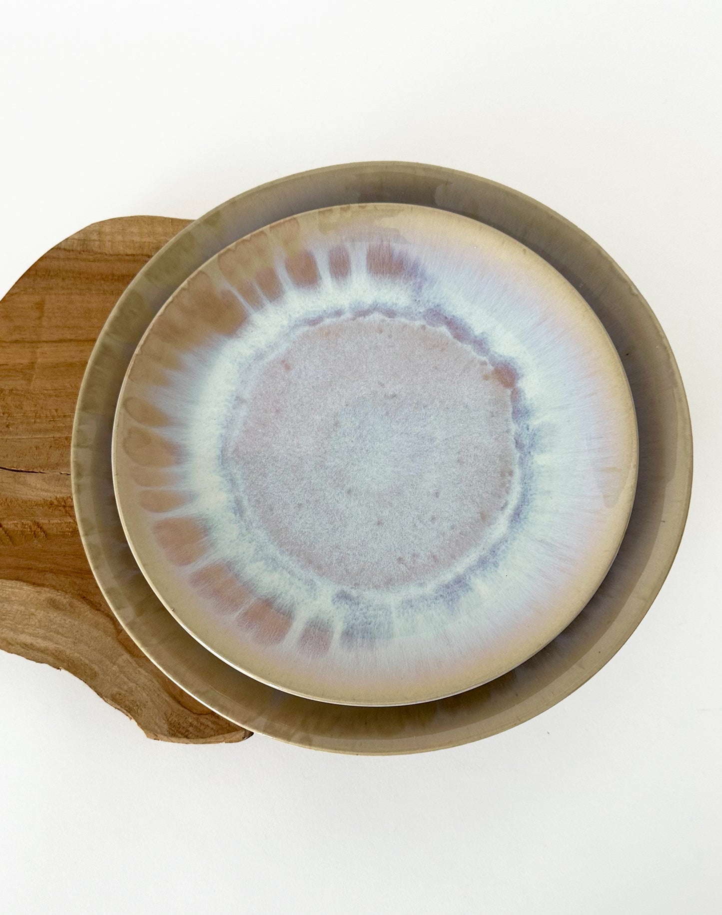 Assiette en grès effet holographique