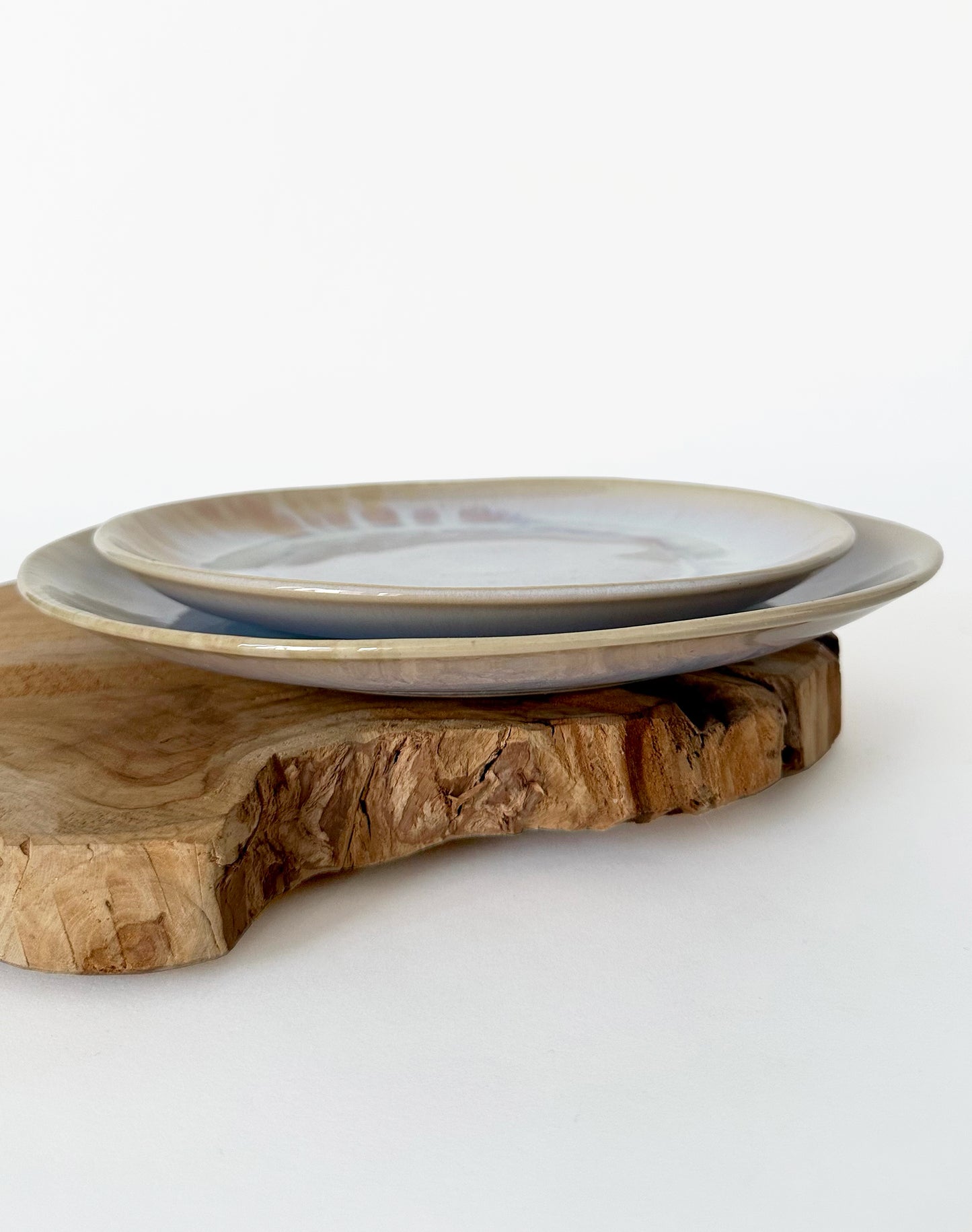 Assiette en grès effet holographique