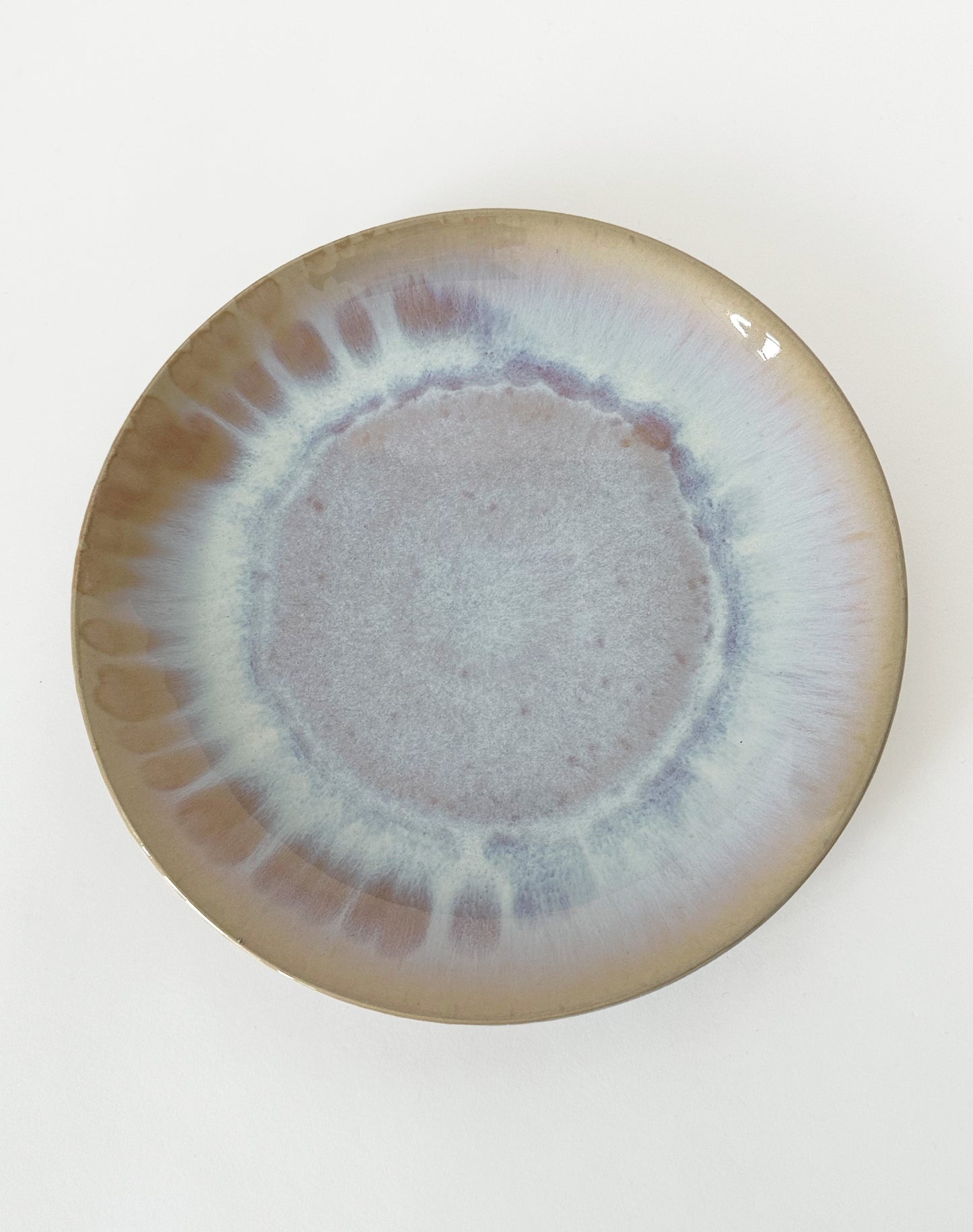 Assiette en grès effet holographique