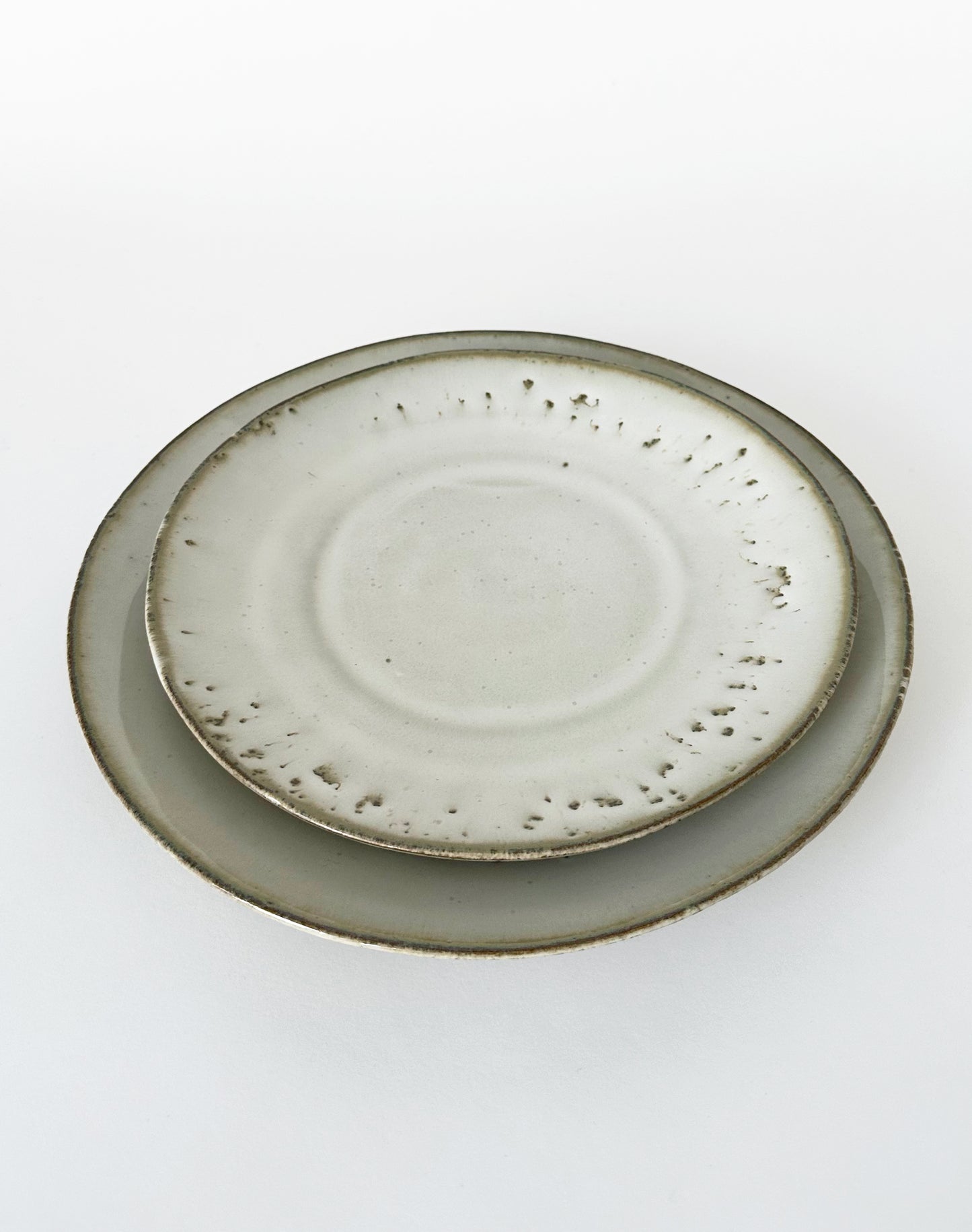 Assiette beige en grès