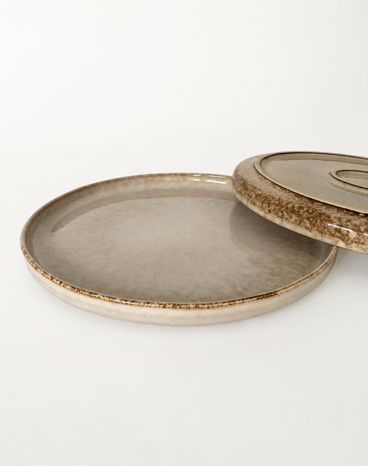 Assiette beige en grès