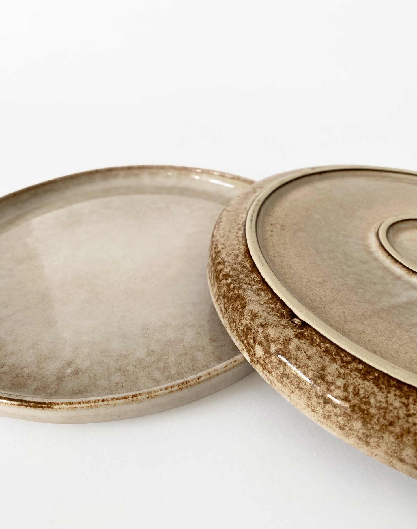 Assiette beige en grès