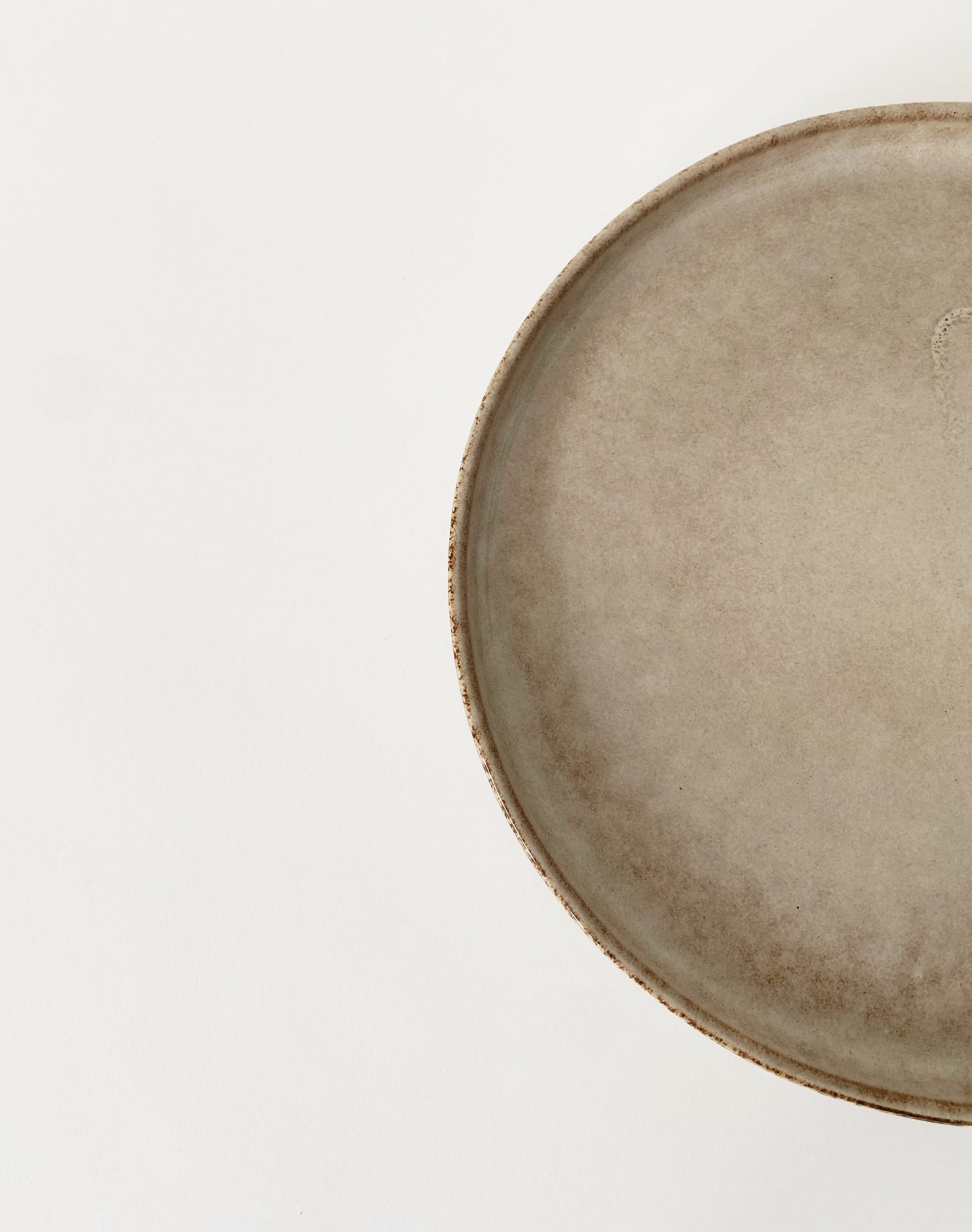 Assiette beige en grès