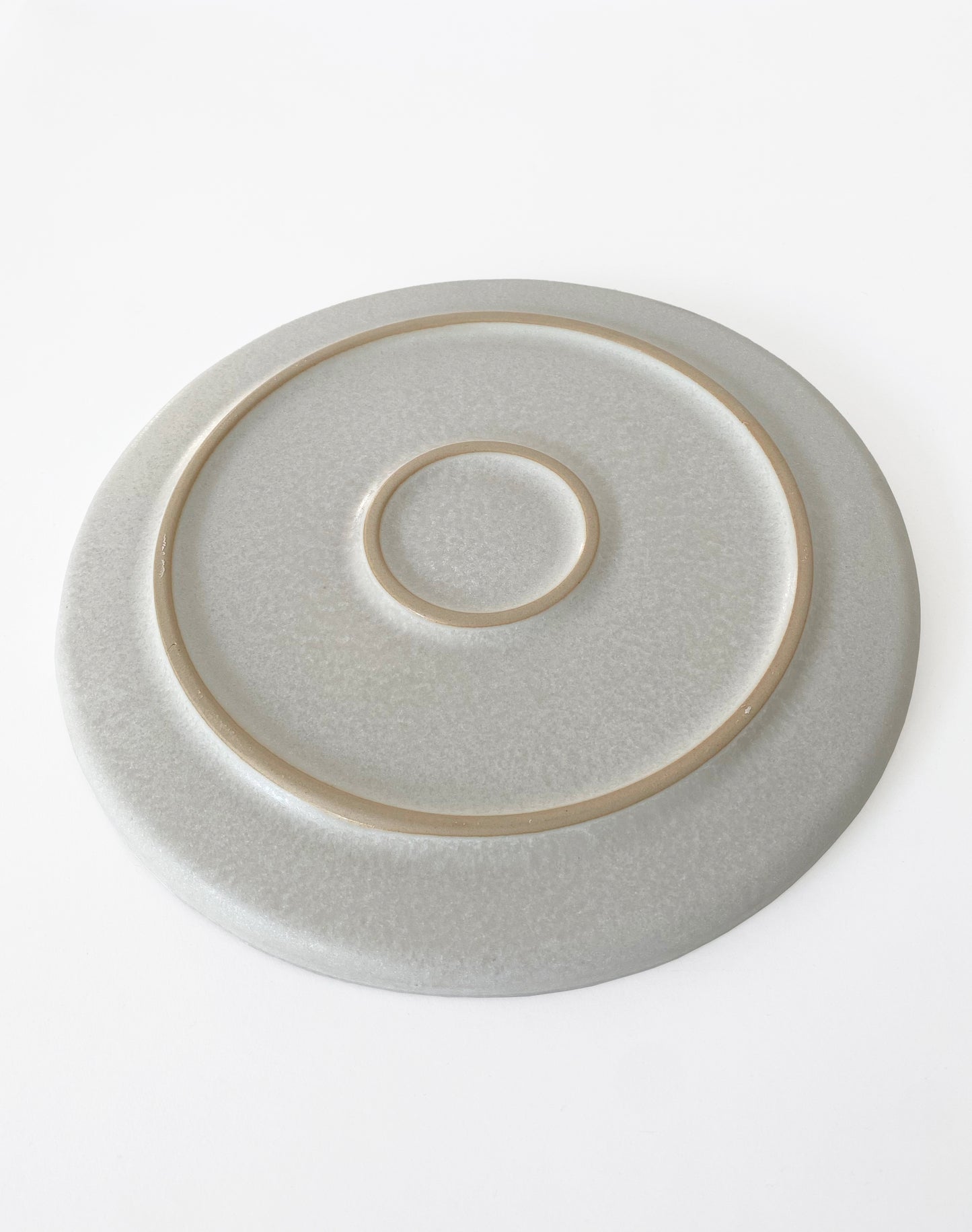 Assiette beige en grès