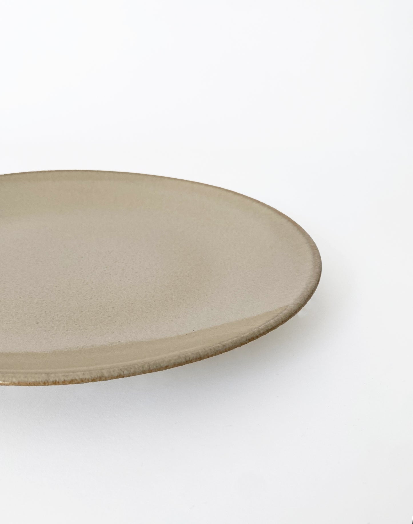 Assiette beige en grès