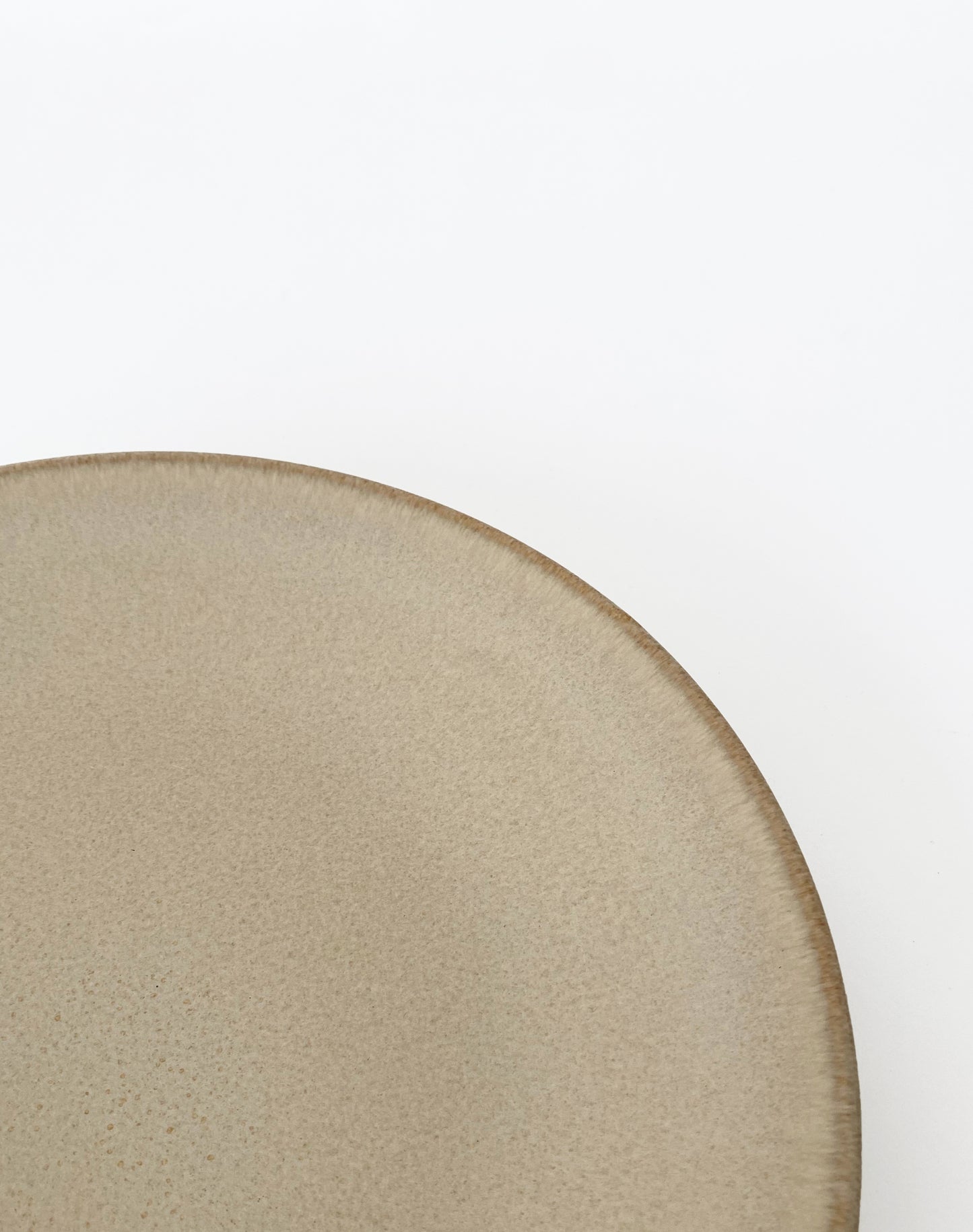 Assiette beige en grès