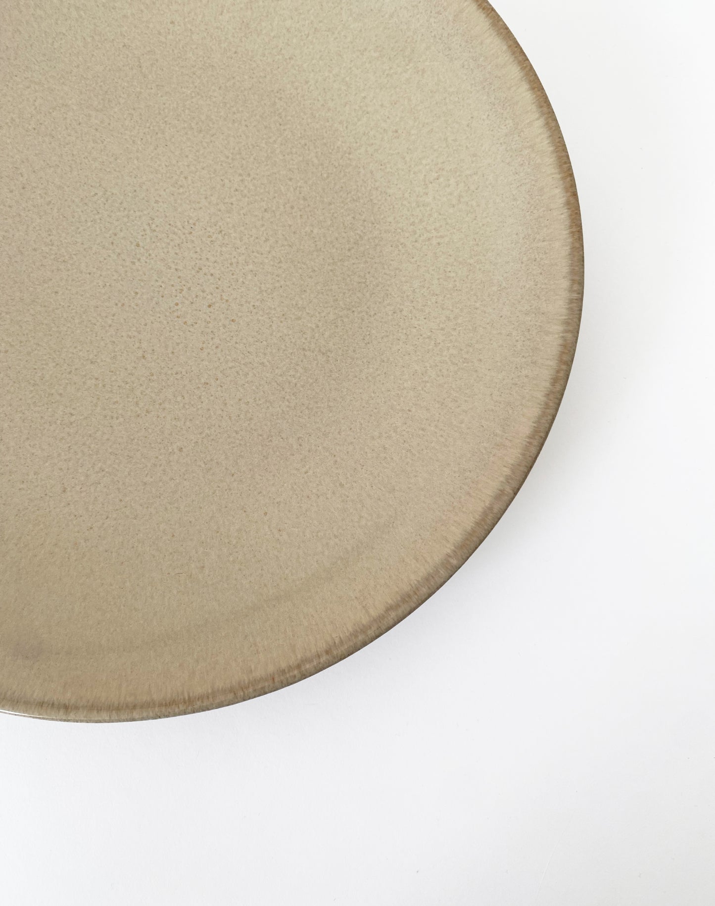 Assiette beige en grès