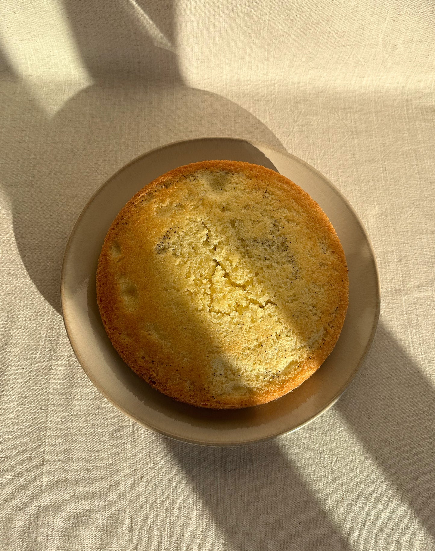 Assiette beige en grès