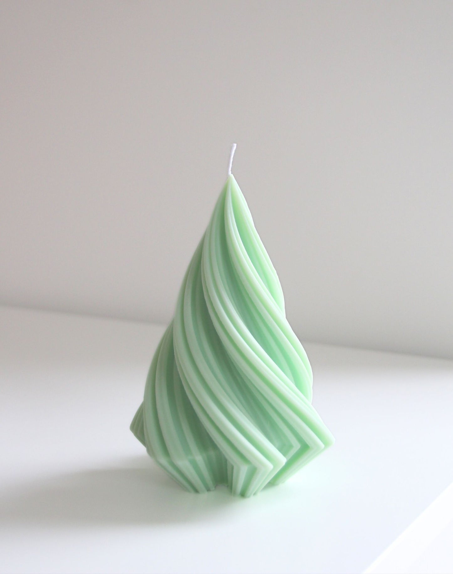 Bougie en forme de sapin vert pastel parfait pour la décoration de Noël