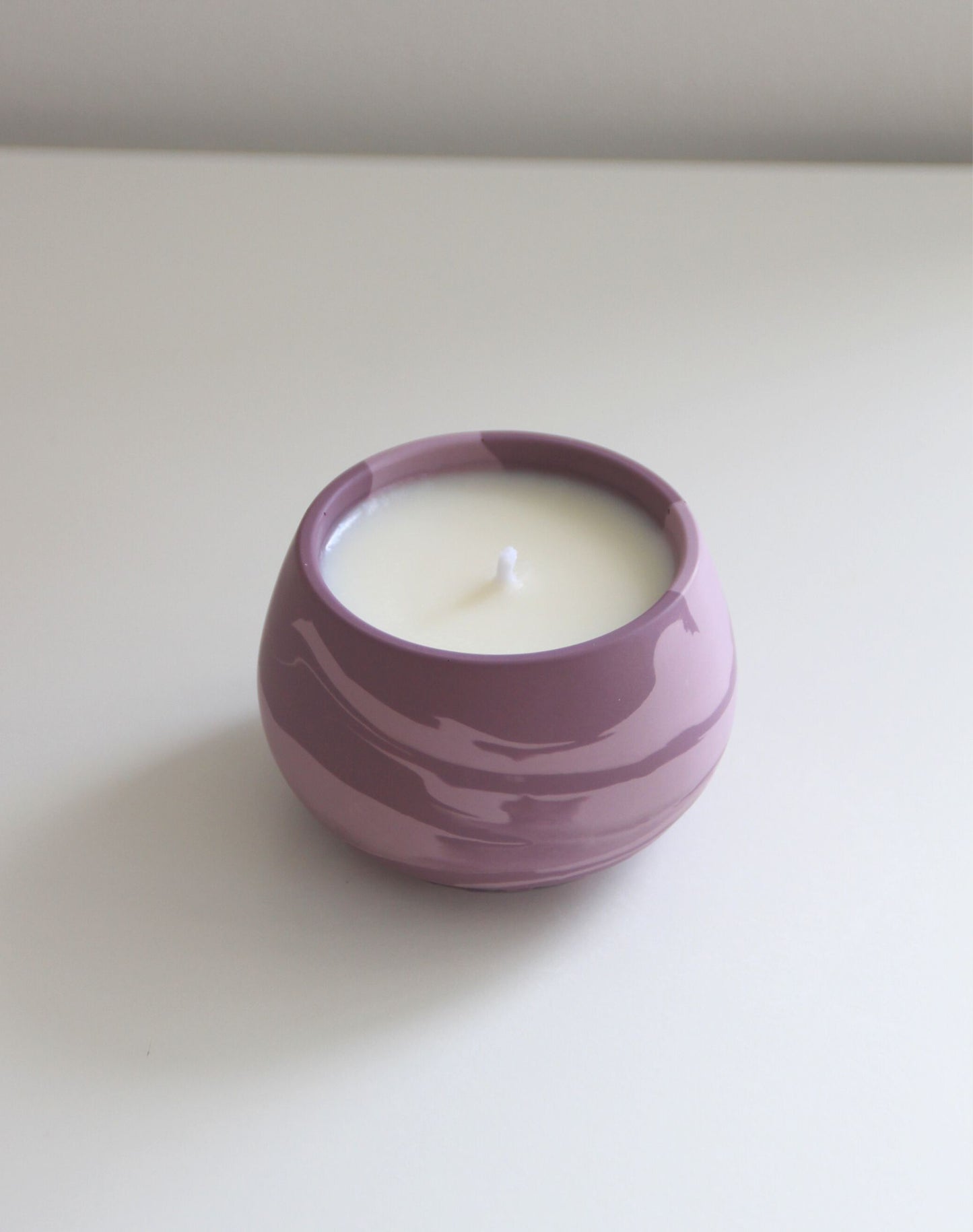 Bougie ronde marbré violet parfumée