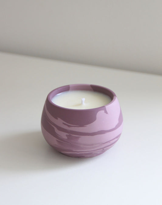 Bougie ronde marbré violet parfumée