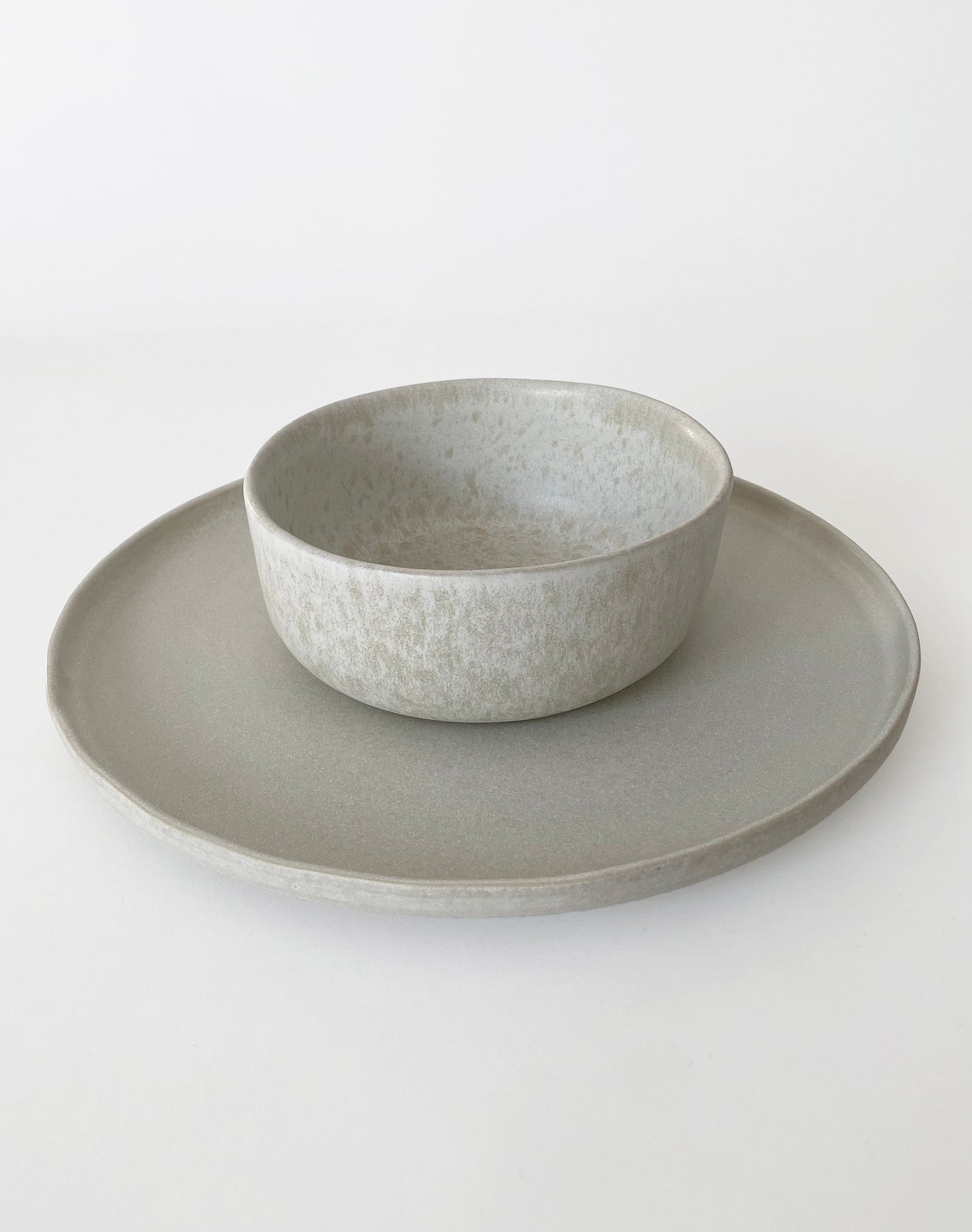 Assiette beige en grès